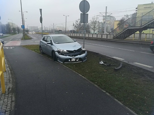 W sobotę około godziny 13.30 doszło do kolizji w okolicach kładki na ulicy Wojska Polskiego w Bydgoszczy.Kobieta kierująca osobową toyotą podczas zmiany pasa ruchu zderzyła się z autobusem MZK, który następnie uderzył w forda.Kobieta była trzeźwa, policjanci zakwalifikowali zdarzenie jako kolizję i ukarali sprawczynię zdarzenia mandatem.Info z Polski - przegląd najciekawszych informacji z kraju [14.12.2017]