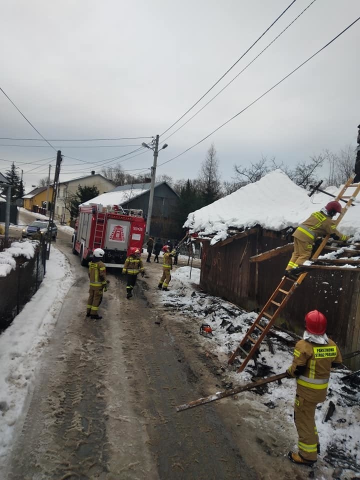 Pod śniegiem zawalił się dach na starym domu w Rudniku nad Sanem. Interweniowali strażacy (ZDJĘCIA)