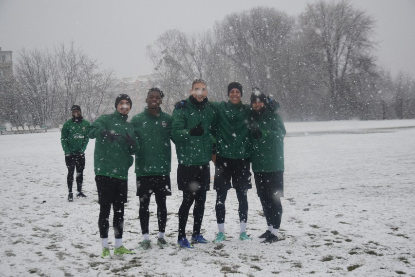 Ostatni trening Radomiaka przed meczem z Rakowem Częstochowa w ... śniegu (Zobacz zdjęcia)