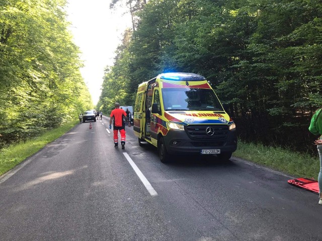 Do zdarzenia doszło w piątkowe (24 czerwca) popołudnie na trasie między Gorzowem a Łubianką.Z nieznanych przyczyn kierowca motocykla stracił panowanie nad pojazdem i przewrócił się na drodze. Na szczęście nie doszło do zderzenia z innym pojazdem. Na miejscu zdarzenia pojawiło się OSP Kłodawa, pogotowie ratunkowe, policja oraz śmigłowiec LPR.