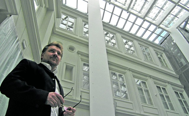 Wojciech Glądys, wicedyrektor Muzeum Historycznego w Bielsku-Białej, na dziedzińcu. Nad nim efektowny szklany dach, którego konstrukcja sama w sobie jest atrakcją dla zwiedzających