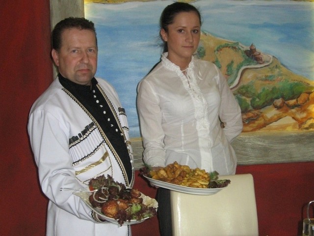 Ubiory kelnerów w restauracji Masis w Krośnie nawiązują do strojów ormiańskich.Fot. Wojciech Tatara