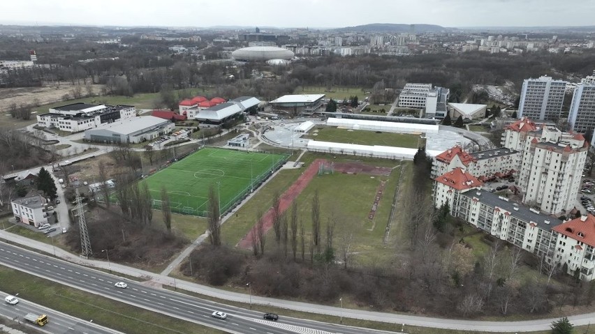 Przebudowują obiekty AWF w Krakowie na igrzyska europejskie. Na stadionie postawili namioty ZDJĘCIA