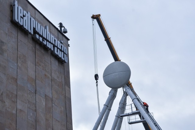 Montaż koła widokowego na Targu Węglowym