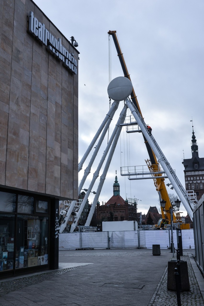 Montaż koła widokowego na Targu Węglowym