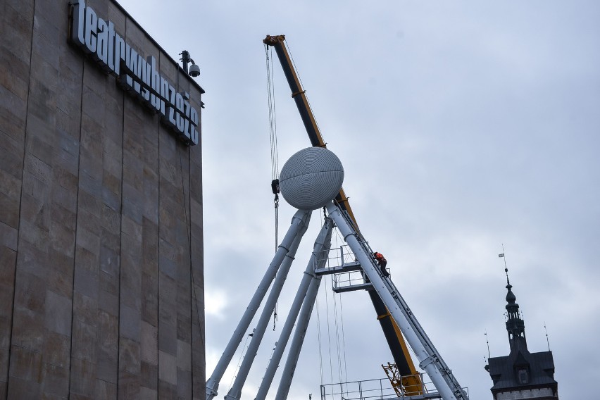 Montaż koła widokowego na Targu Węglowym