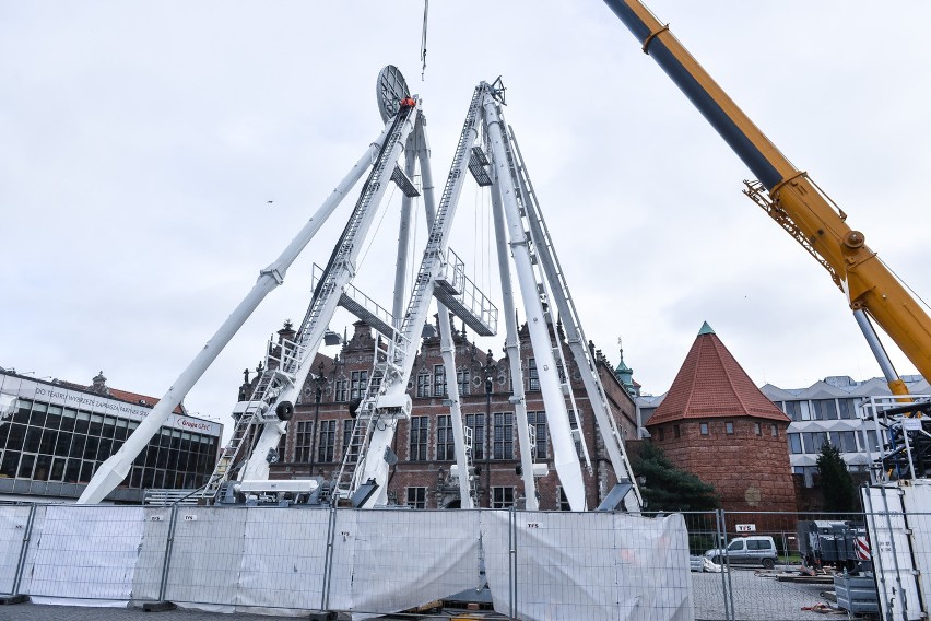 Montaż koła widokowego na Targu Węglowym