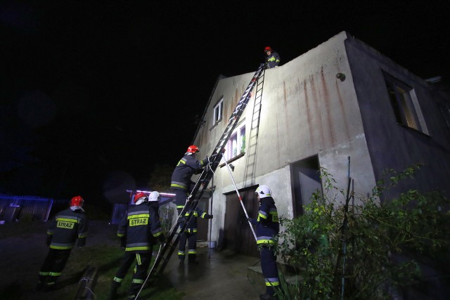W miejscowości Wrzosy w powiecie kieleckim strażacy zabezpieczali budynek, w którym wiatr zerwał dach