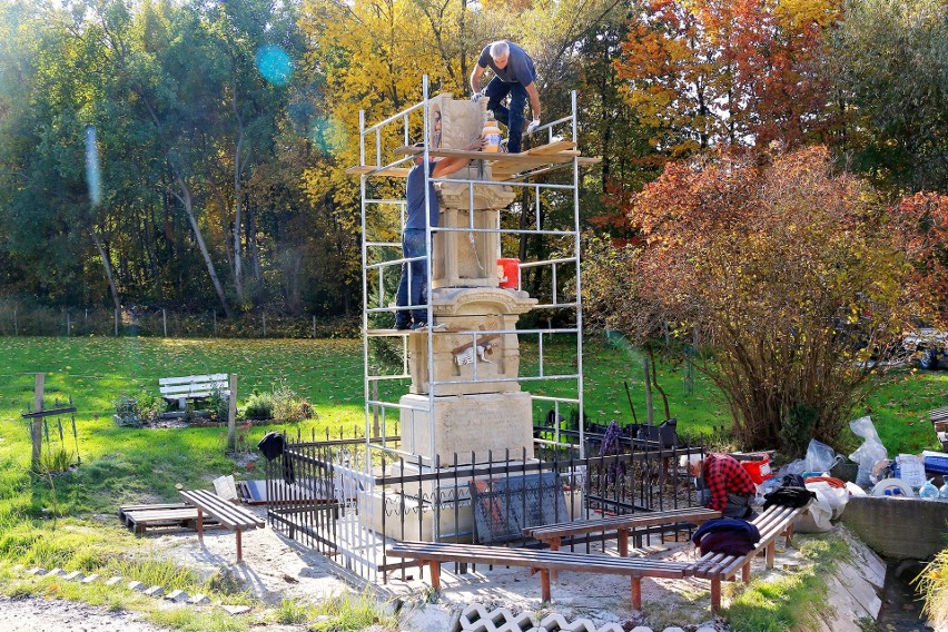 Mająca ok. 200 lat kapliczka z Węgrzc Wielkich (gmina...