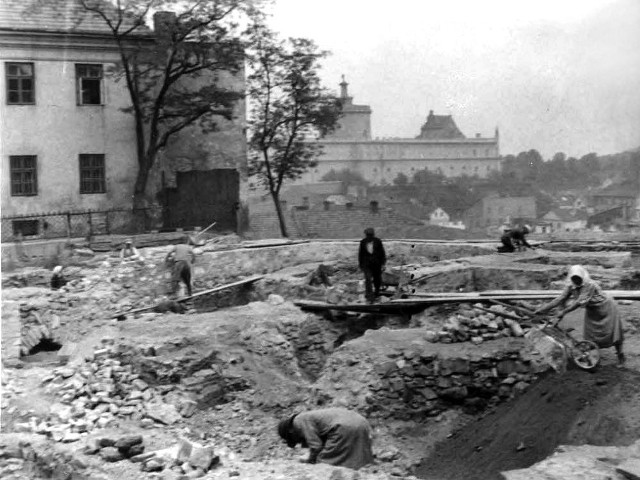 Prace archeologiczne prowadzone na placu Po Farze w 1938 roku.