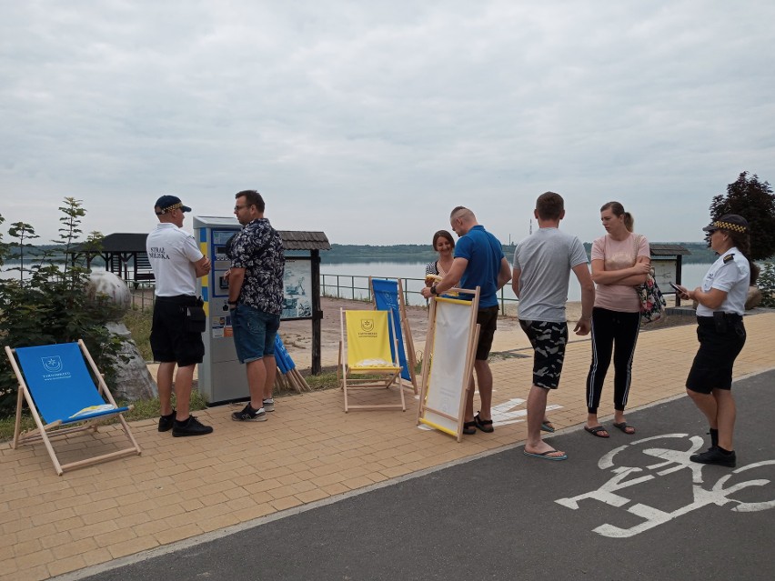 Plażowe zestawy dla pierwszych płacących za wjazd nad Jezioro Tarnobrzeskie (ZDJĘCIA)