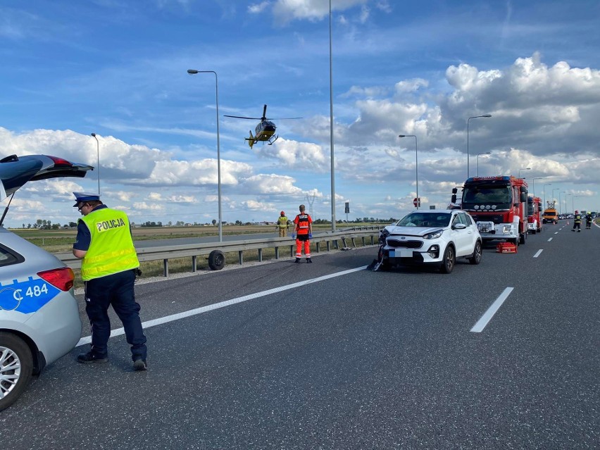 Na miejscu działają cztery zastępy straży pożarnej, policja...