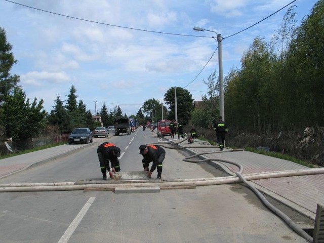 Po zejściu wody w części osiedla Wielowieś w Tarnobrzegu, strażacy ochotnicy przez kilka tygodni nadzorowali wypompowywanie wody z rozlewisk.