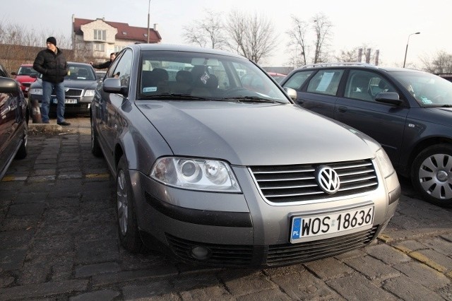 VW Passat, 2001 r., 1,9 TDI, automatyczna skrzynia biegów, klimatronic, elektryczne szyby i lusterka, 4x airbag, autoalarm, 11 tys. 900 zł;