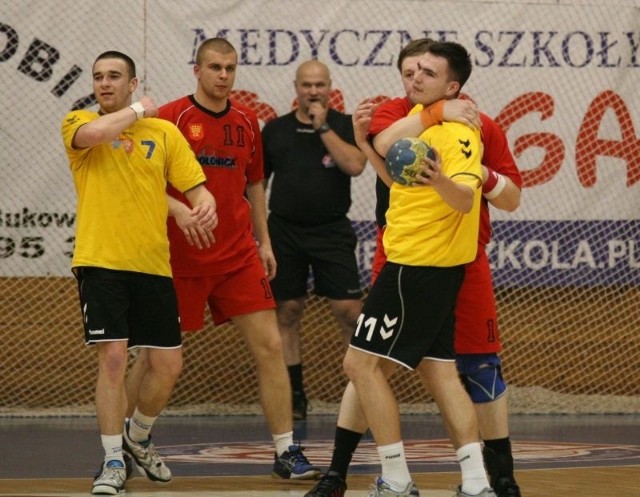 Drużyna z Piotrkowa wzmocniła się między innymi środkowym rozgrywającym Vive Targi II Kielce Kamilem Cienkiem (w żółtej koszulce, z numerem 11).