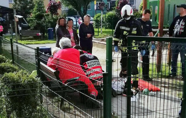 Dramatyczny wypadek w Bieruniu. Z okna bloku wypadł mały chłopiec.Zobacz kolejne zdjęcia/plansze. Przesuwaj zdjęcia w prawo - naciśnij strzałkę lub przycisk NASTĘPNE