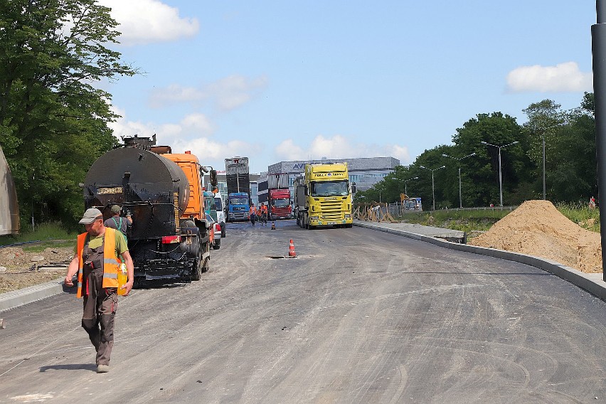 W piątek ciężarówki sprawdzą asfalt na wiadukcie na al. Śmigłego-Rydza