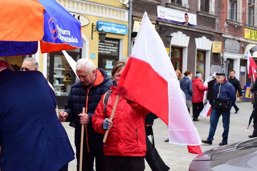 Biało-czerwona w prezencie od parlamentarzystów: obecnych i byłych [ZDJĘCIA]