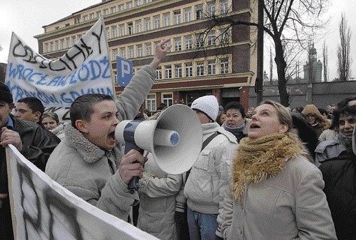 Protestujący są bez pracy od dwóch tygodni. Właściciel fabryki, który w stanie przedzawałowym trafił do szpitala mówi, że nie jest w stanie znów ruszyć z produkcją.