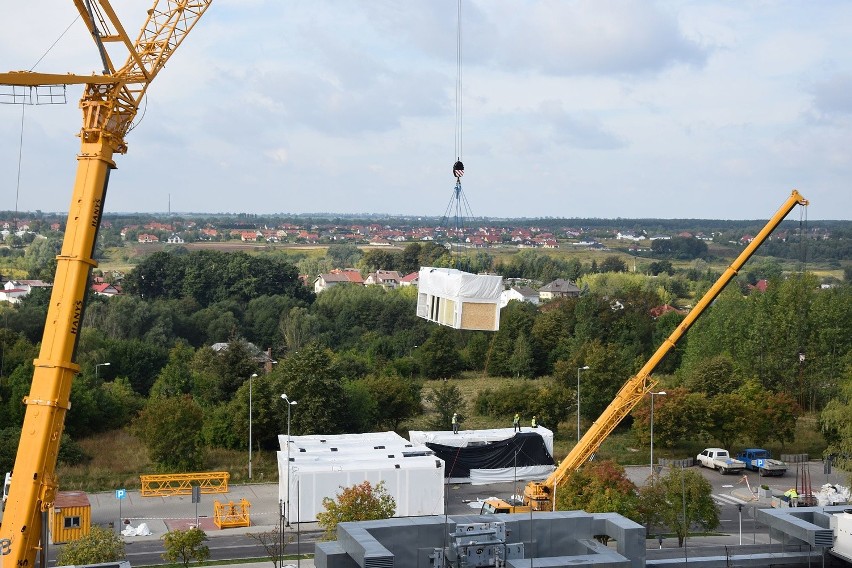 Ogromny dźwig przetransportował nad dachem szpitala osiem...