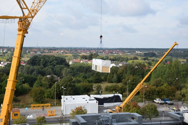 Ogromny dźwig przetransportował nad dachem szpitala osiem modułów bloku operacyjnego. Teraz będą wyposażać sale operacyjne.