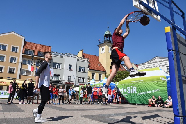 Rynek Basket na początek majówki w Rybniku: efektowny konkurs wsadów koszykarskich bardzo podobał się publiczności.