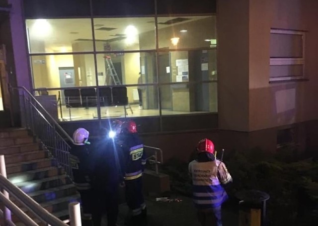 We wtorek, 1 października przed godz. 21 w budynku Szpitala Powiatowego w Nowym Tomyślu zaczął być wyczuwalny dym. Okazało się, że w pomieszczeniu serwerowni znajdującym się w piwnicy wybuchł pożar.Zobacz więcej zdjęć ----->