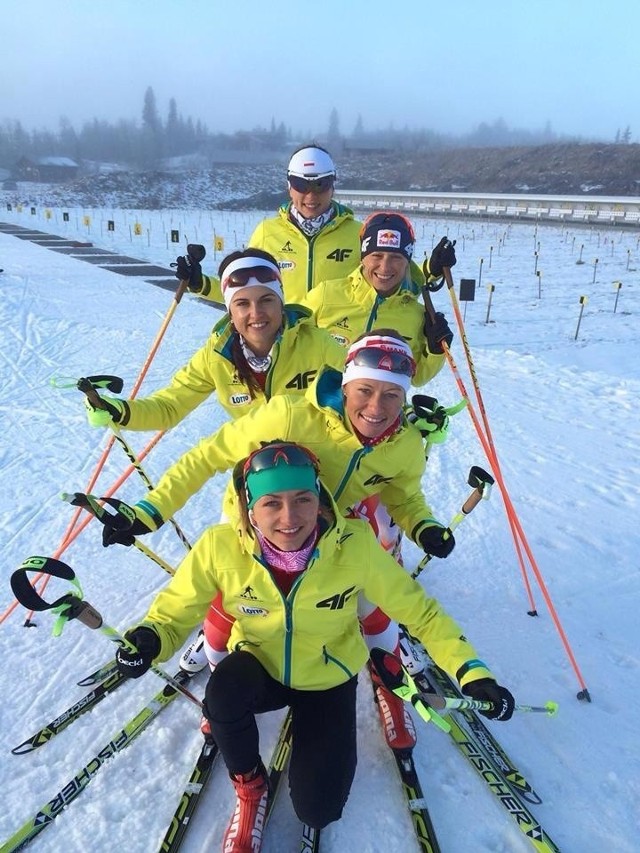 Polskie biathlonistki. Anna Mąka w środku.