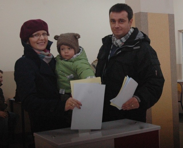 Oddać swój głos przyszli także głogowianie Iwona i Jacek Olejnikowie z synkiem Juliuszem. - Traktujemy udział w wyborach nie tylko jako nasz obowiązek, głosujemy, bo chcemy mieć wpływ na końcowy wynik - powiedzieli. 