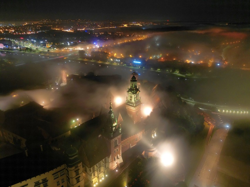 Magiczne zdjęcia nocnego Krakowa i Wawelu. Miasto jak ze snu, spowite mistyczną mgłą. Zobacz zdjęcia naszej Czytelniczki