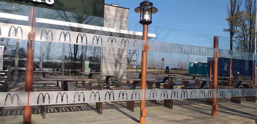 15.11 2020. McDonald's w Andrychowie przy skrzyżowaniu ulic:...