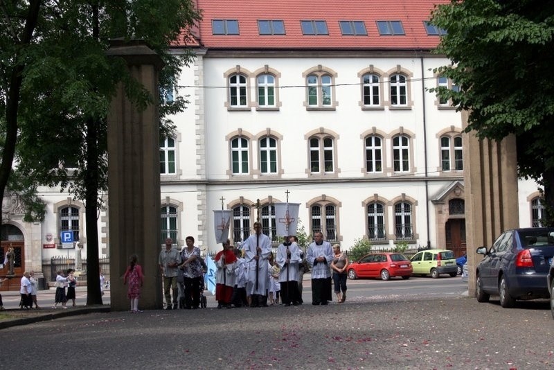 Boże Ciało 2014 w Zabrzu: procesja z kościoła św.Anny w...