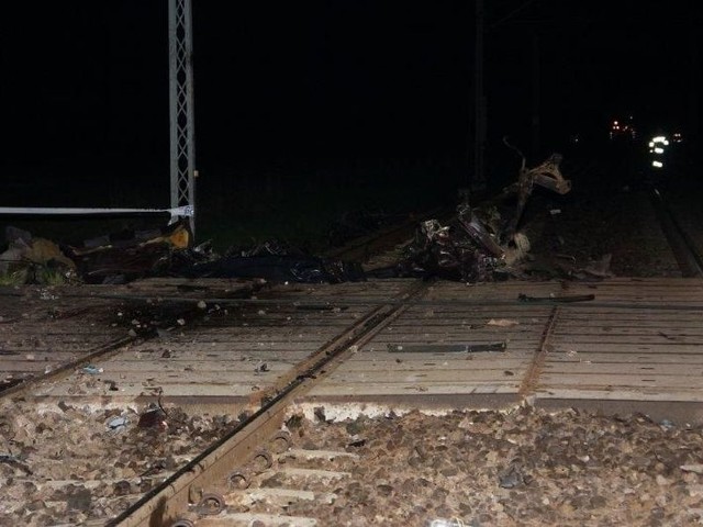 Nowa Jamka-Ciepielowice. Tragiczny wypadek na przejeLdzie kolejowym. Nie zyje 37-letnia kobieta.