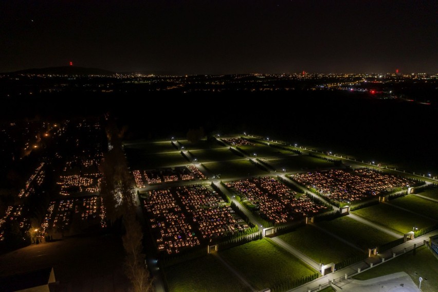 Wszystkich Świętych 2021. Cmentarz w Cedzynie nocą. Tysiące zniczy rozświetliło groby. Zobacz niesamowite zdjęcia z drona