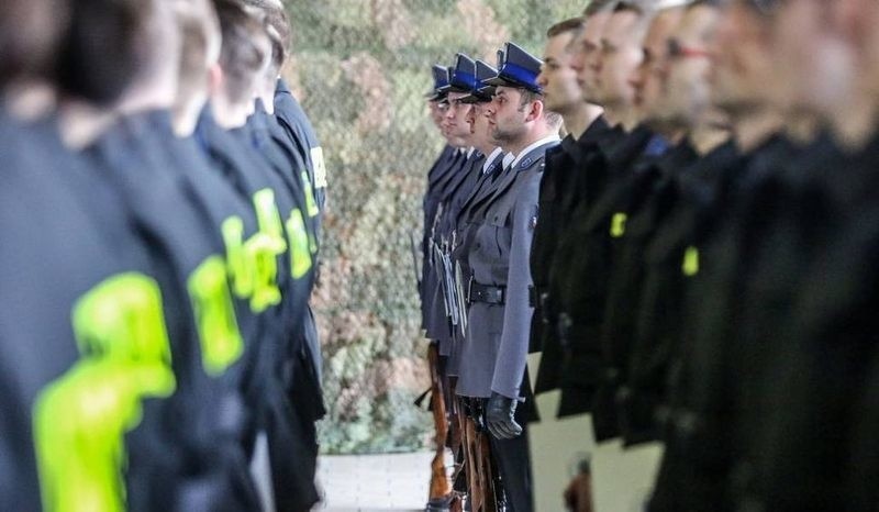 Uposażenia policjantów są uzależnione od grupy...