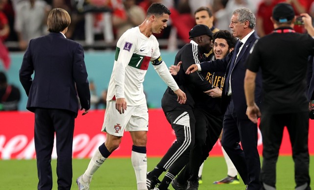 Rozgoryczony odpadnięciem reprezentacji Portugalii z mundialu Cristiano Ronaldo opuszcza boisko po porażce z Marokiem 0:1, czując żal do selekcjonera Fernando Santosa (drugi z prawej)