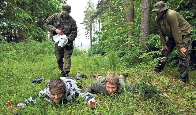 Radek Koleśnik Zamaskowane twarze, mundury... Krótki kurs survivalowy zakończył się podjęciem Mateusza i Michała przez przyjacielskie siły. Czyli instruktorów SERE z Centrum Szkolenia Sił Powietrznych