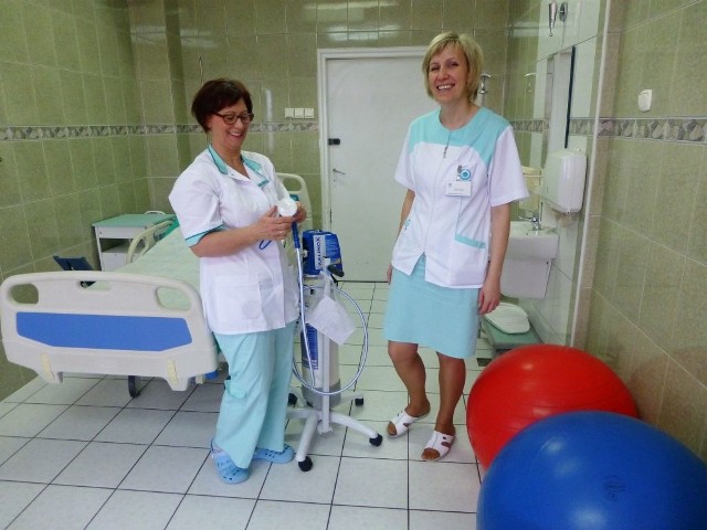 Położne (od lewej) Gabriela Babaczyk i Barbara Gos w sali porodowej