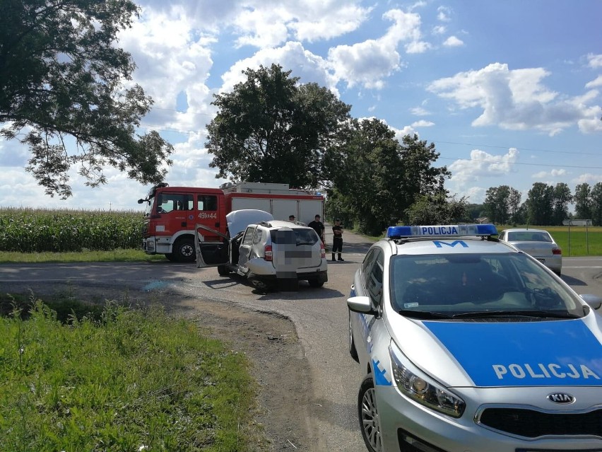 DK66. Dąbrówka Kościelna. Wypadek. Zderzenie samochodu ciężarowego i osobówki. TIR próbował 