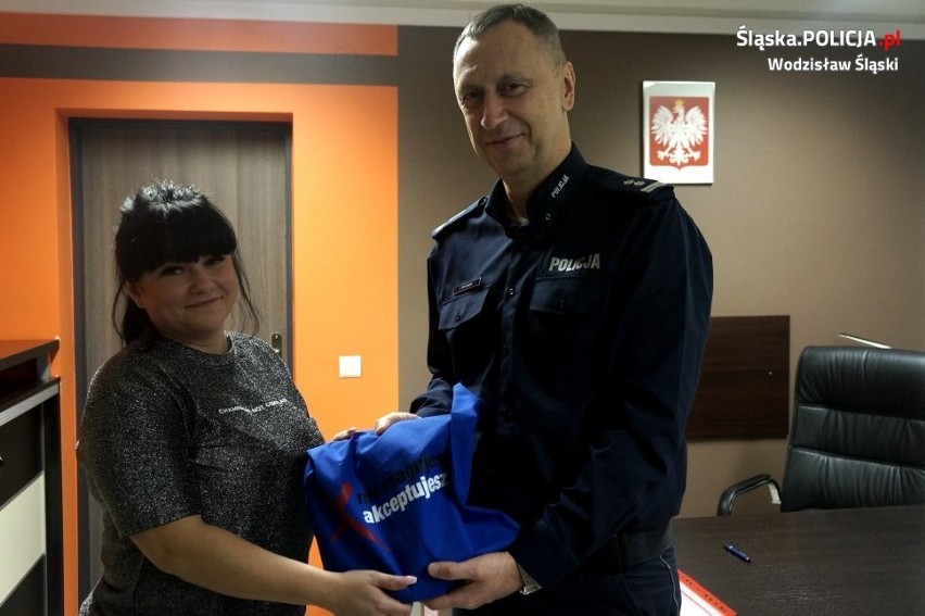 Komendant wodzisławskiej policji pogratulował pani Monice
