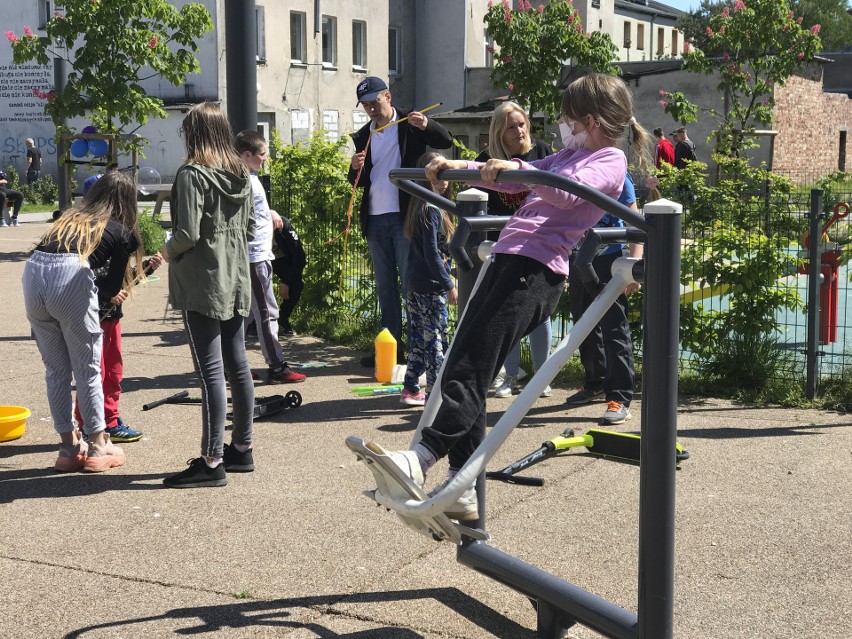 Dzień Dziecka przy ulicy Długiej w Słupsku. Impreza Wychowawców Placówki Wsparcia Dziennego „Dom Sąsiedzki” i Fundacji "Razem”