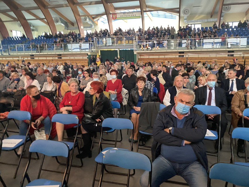 Ostrołęka. Dzień Nauczyciela. Nagrody prezydenta miasta dla nauczycieli oraz pracowników administracji wręczone zostały 14.10.2021. Zdjęcia