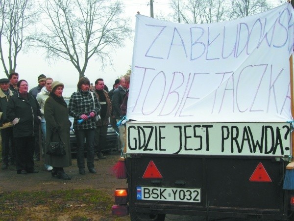 W połowie listopada rolnicy z 12 wsi protestowali przed szkołą, której dyrektorem jest Jan Zabłudowski, przewodniczący rady miejskiej.