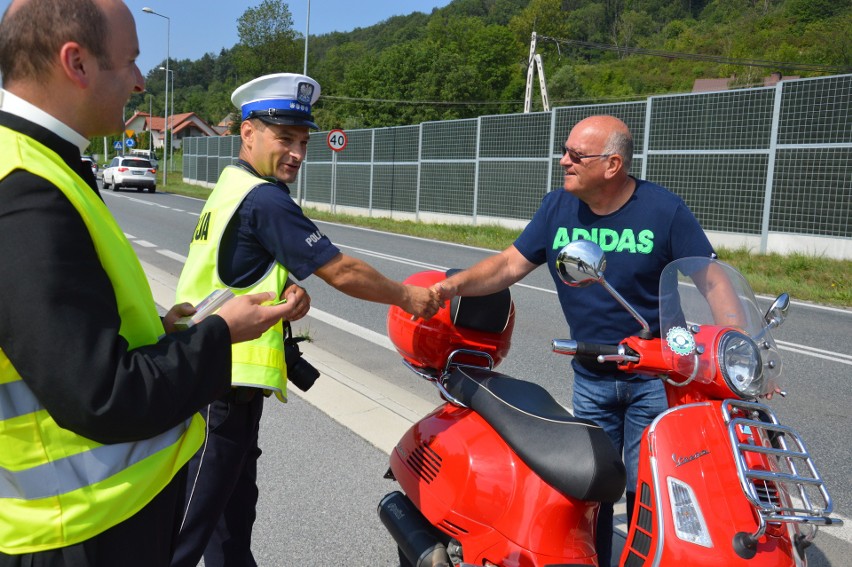 Wielka Wieś. Nietypowy patrol drogówki. Policjantom towarzyszył ksiądz [ZDJĘCIA]