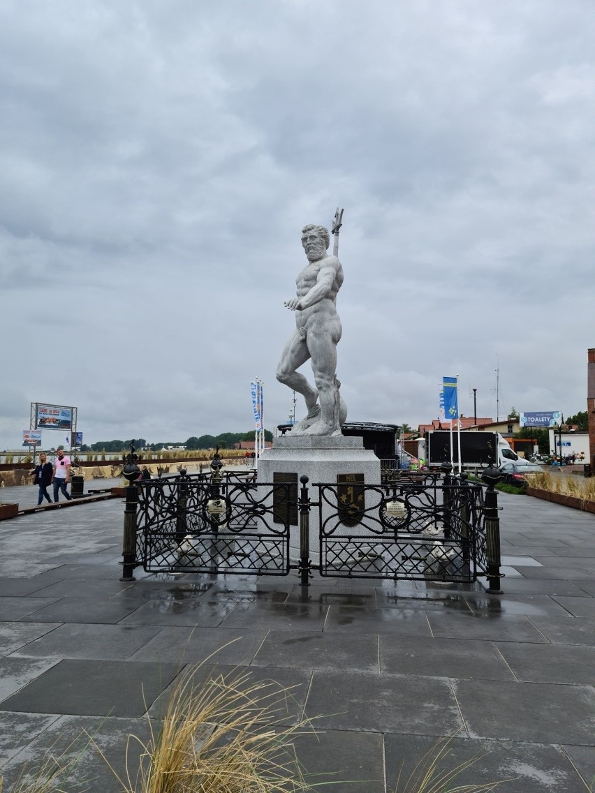 Helski Neptun stracił... członka. Oderwał go jeden z...