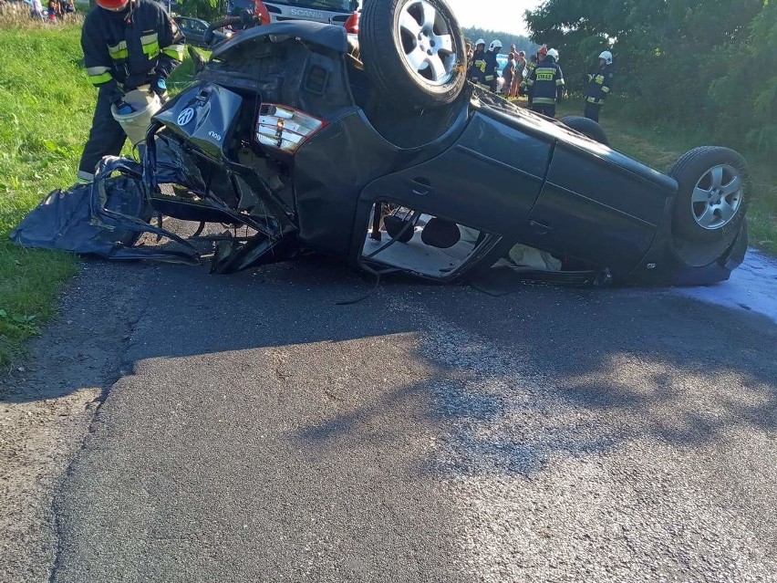 Wypadek w Bartłomiejowicach. Samochód uderzył w drzewo, potem w BMW i dachował [zdjęcia]