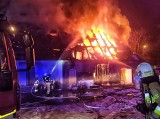 Duży pożar postawił na nogi kilkudziesięciu strażaków. Palił się budynek gospodarczy w Nietkowie, ucierpiał też dom