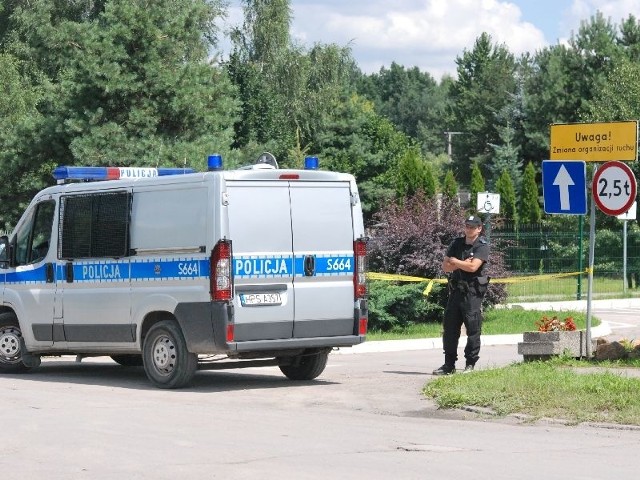 Policjanci i strażacy ewakuowali ludzi z Urzędu Skarbowego, a następnie zabezpieczali teren wokół budynku.