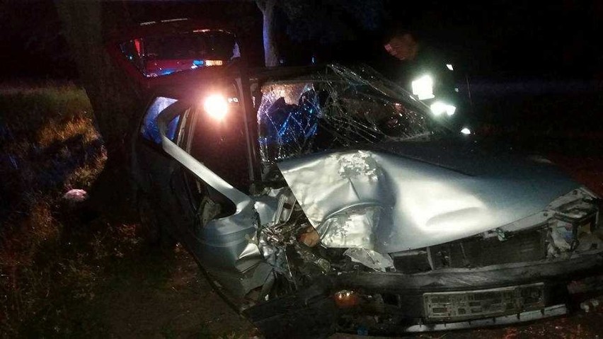 Pijana 31-latka uderzyła samochodem w drzewo