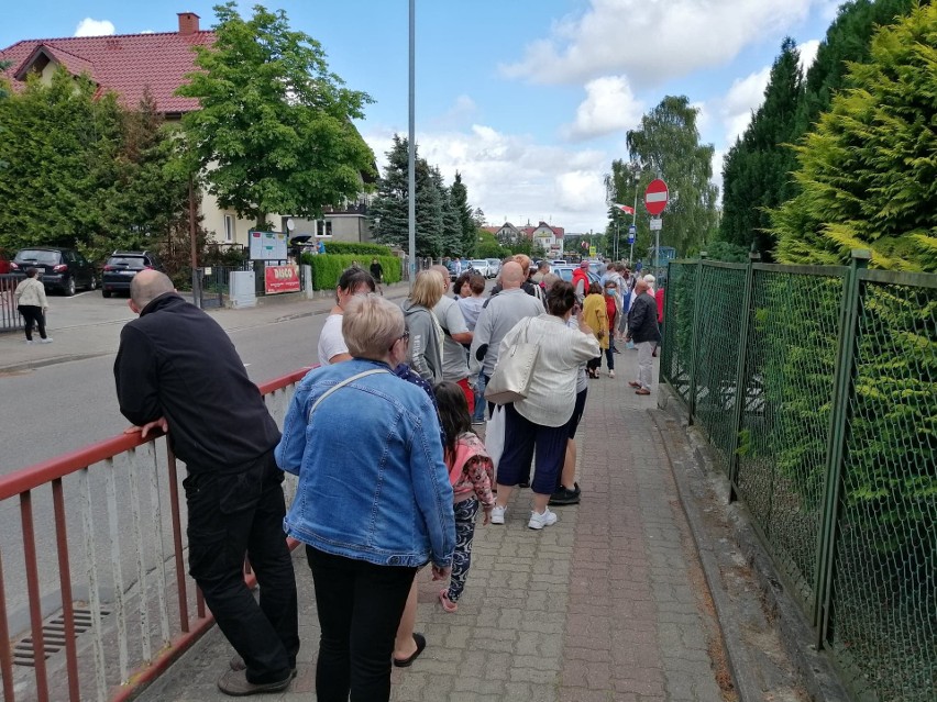 Długa kolejka ustawiła się m.in. przed lokalem wyborczym w...